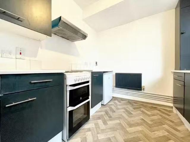For Rent! 1 BA 2 bedroom flat for rent in Mary Street, Redfiel.