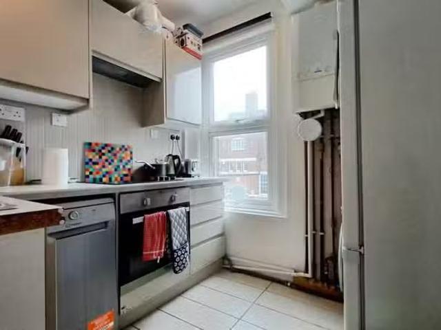 Unique 1 BA 2 bedroom flat for rent in Melville Road, Waltham.
