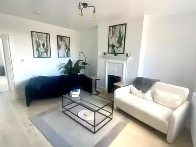 Charming 1 BA 2 bedroom flat for rent in North View, Westbury.