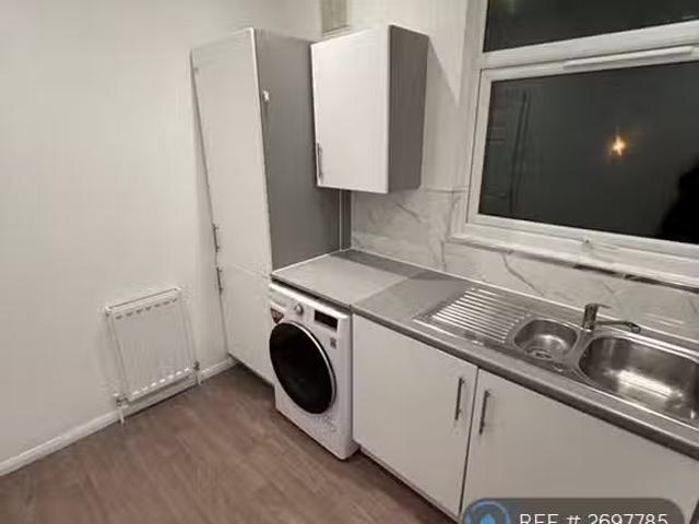 Cheap 1 BA 2 bedroom flat for rent in Avonmouth Road, Bristol.