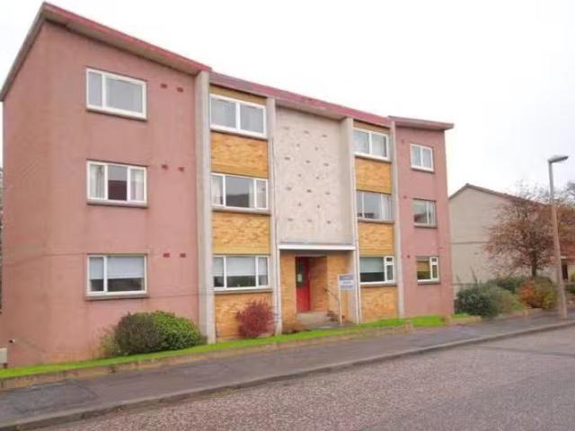 Nice 1 BA 2 bedroom flat for rent in Caiystane Gardens, Fairmi.