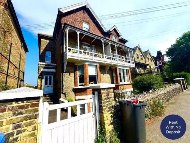 Cozy 1 BA 2 bedroom flat for rent in Roxburgh Road, Westgate.