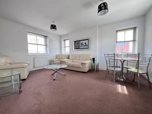 Nice 1 BA 2 bedroom flat for rent in South Victoria Dock Road.