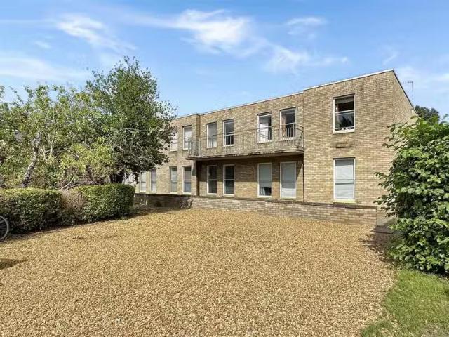 Cheap 1 BA 2 bedroom flat for rent in The Old Mill, Long Road.