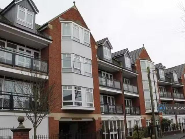 Just in! 1 BA 2 bedroom flat for rent in The Savoy, Shirehampt.