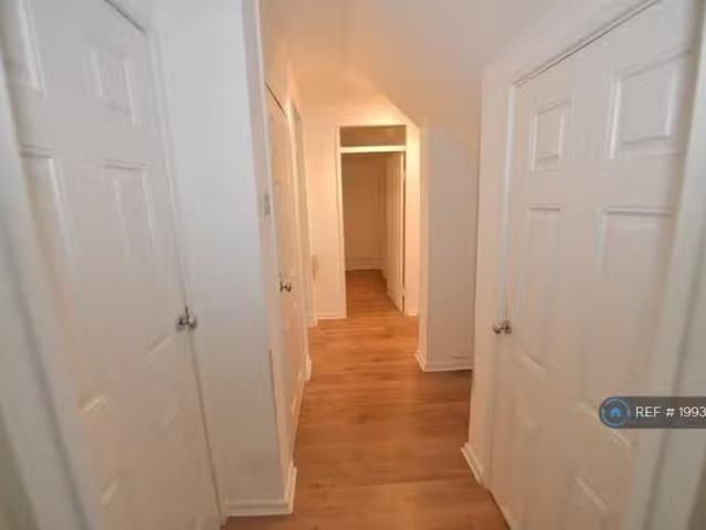 Cheap 1 BA 2 bedroom flat for rent in Woodcote Drive, Orpingto.