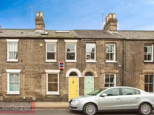 Cozy 1 BA 2 bedroom house for rent in Gwydir Street, Cambridge.