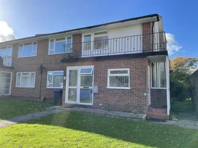 Charming 1 BA 2 bedroom maisonette for rent in Goring Street.