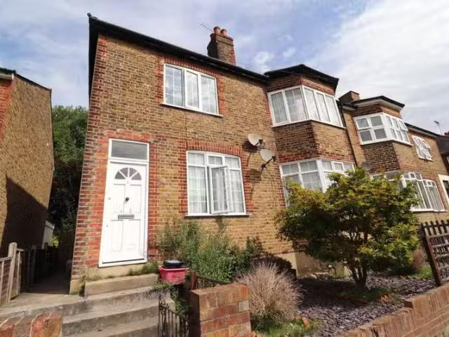 Cozy 1 BA 2 bedroom maisonette for rent in Kings Chase, Brentw.