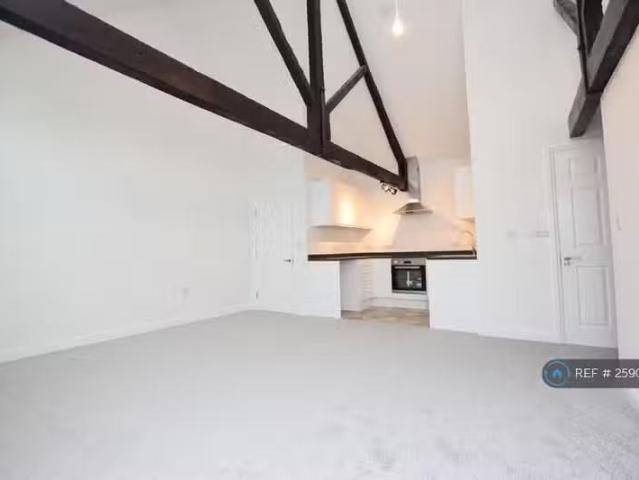 Just in! 1 BA 2 bedroom penthouse for rent in St. Hughs, Radst.