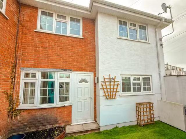 Charming 1 BA 2 bedroom semi detached house for rent in St Mic.