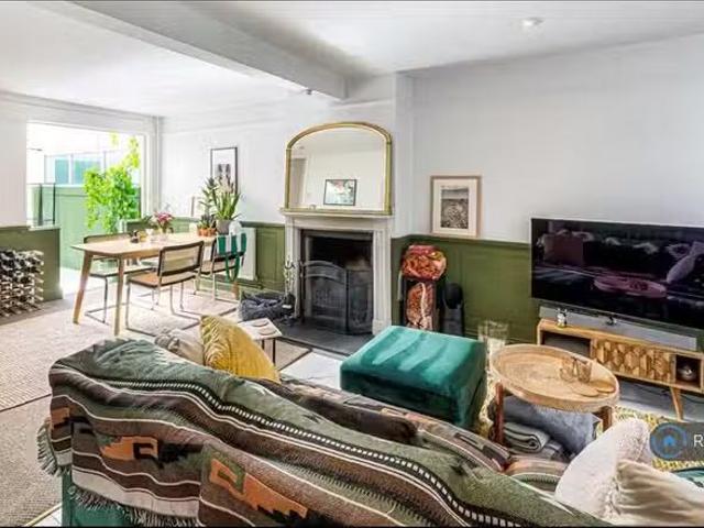 Nice 1 BA 3 bedroom terraced house for rent in Woodview, Arund.