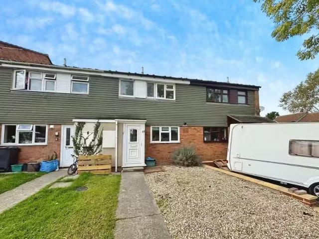 Rental! 1 BA 3 bedroom terraced house for rent in Blenheim Roa.