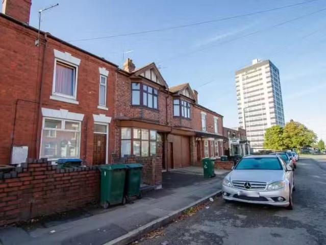 Deal! 1 BA 3 bedroom terraced house for rent in Coventry Stree.