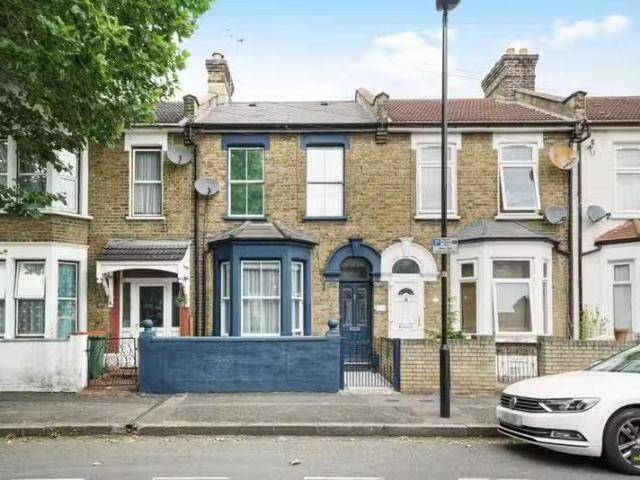Deal! 1 BA 3 bedroom terraced house for rent in Clacton Road.