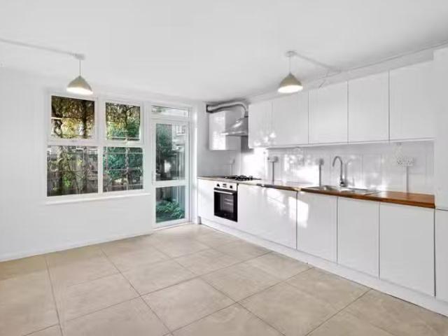 Cheap 1 BA 3 bedroom terraced house for rent in Crosby Walk, L.