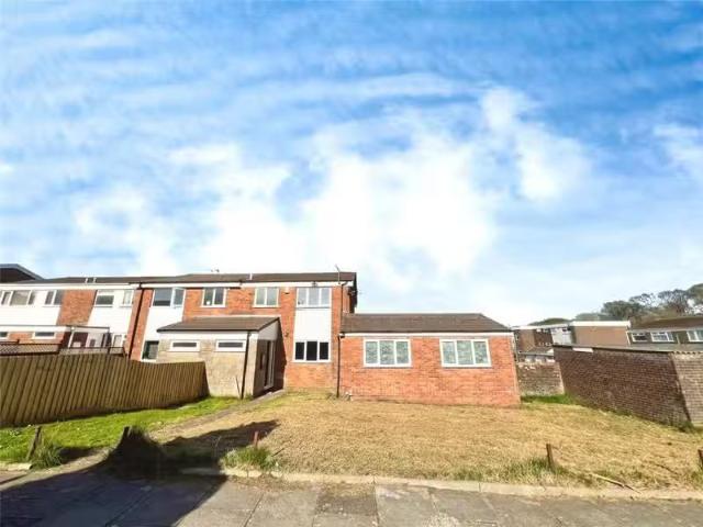 Just in! 1 BA 3 bedroom terraced house for rent in Glenwood, L.