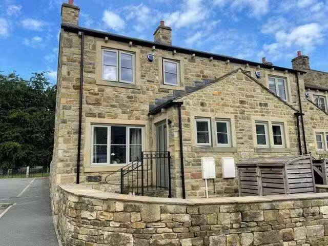 Cheap 1 BA 3 bedroom terraced house for rent in Laurel Croft.