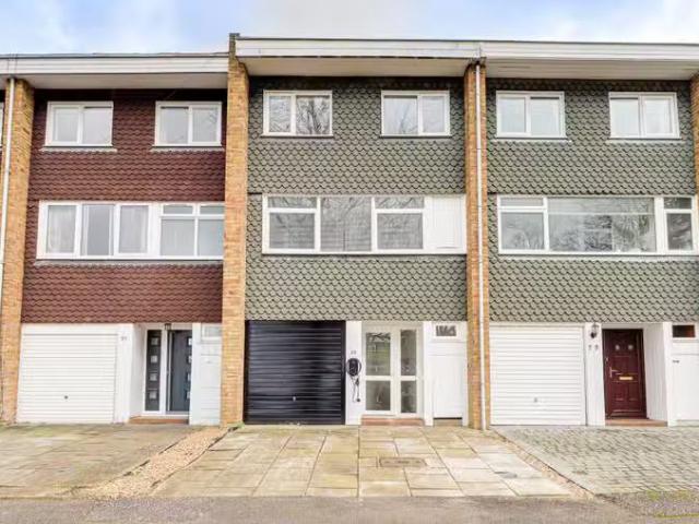 For Rent! 1 BA 3 bedroom terraced house for rent in Milton Roa.