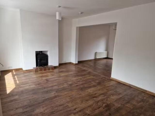 Nice 1 BA 3 bedroom terraced house for rent in Slade Close, Ot.