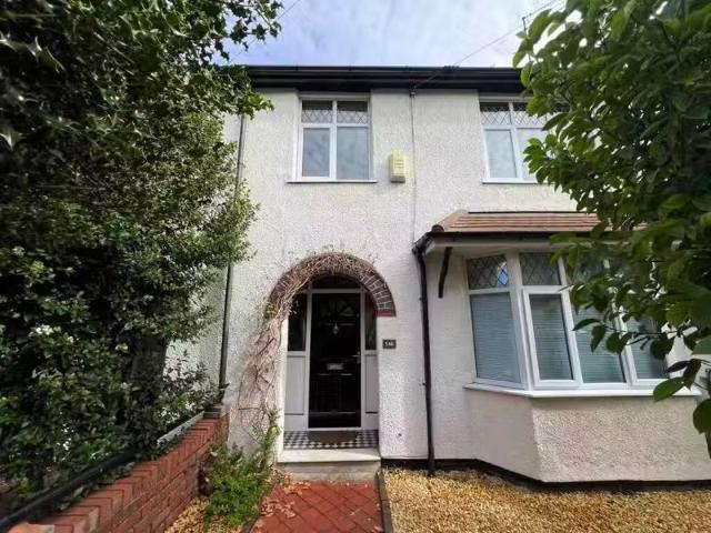 Just in! 1 BA 3 bedroom town house for rent in Cranbrook Road.
