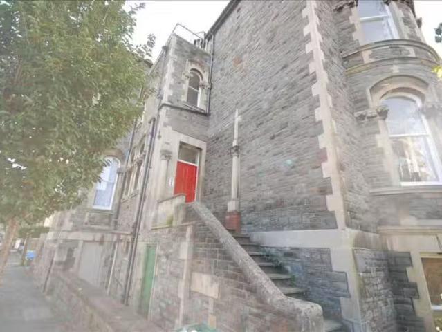 Nice 1 BA 3 bedroom apartment for rent in Top Floor Flat, Wave.