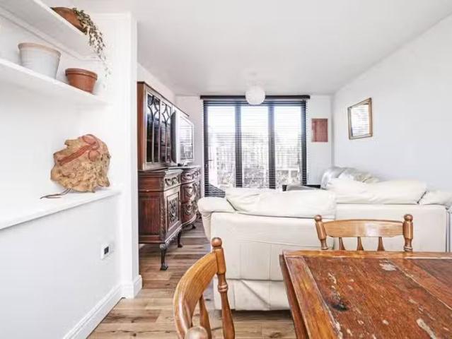 Cozy 1 BA 3 bedroom bungalow for rent in Corsley Way, Hackney.