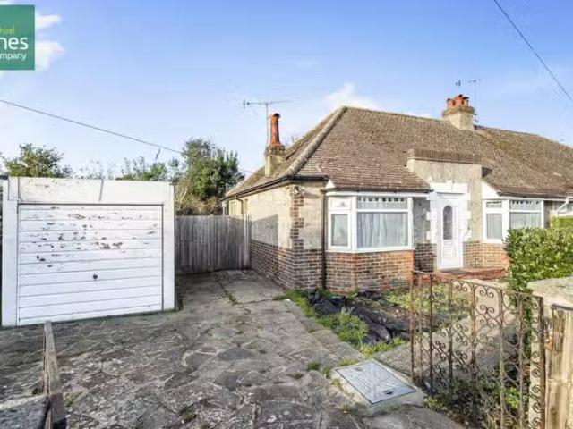 Nice 1 BA 3 bedroom bungalow for rent in Seaside Avenue, Lanci.