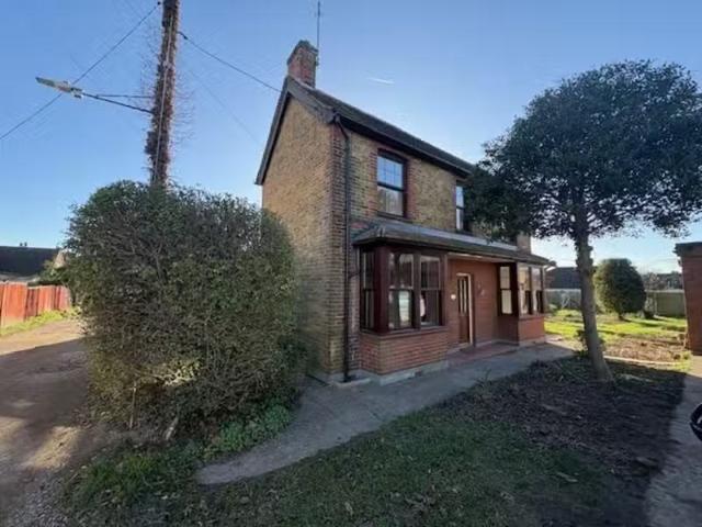 Rental! 1 BA 3 bedroom detached house for rent in Manse Chase.