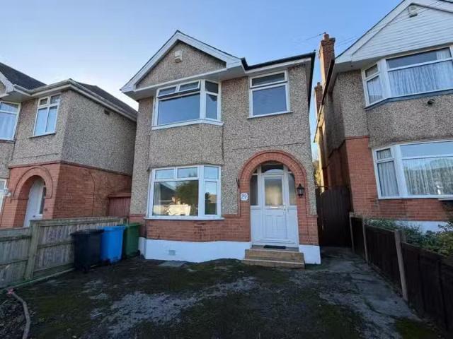 Cheap 1 BA 3 bedroom detached house for rent in Sheringham Roa.