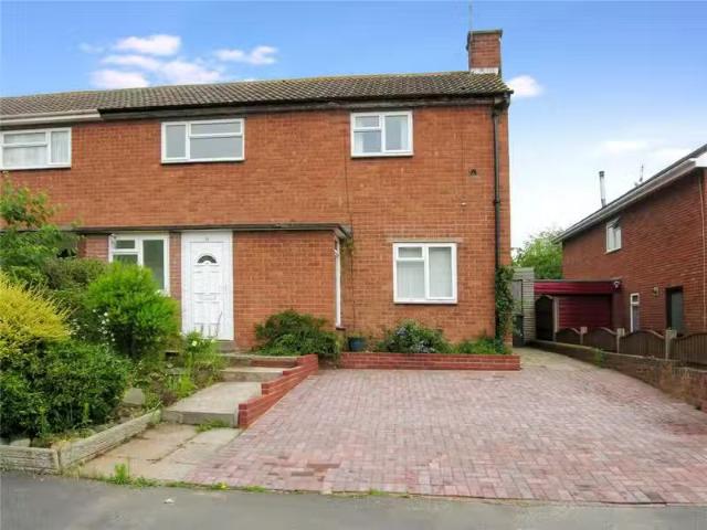 Nice 1 BA 3 bedroom end of terrace house for rent in Redstone.
