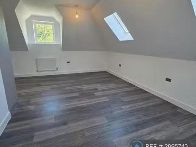 Just in! 1 BA 3 bedroom flat for rent in Coombes House, Purley.