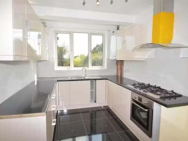 Deal! 1 BA 3 bedroom house for rent in Becket Avenue, London, E6