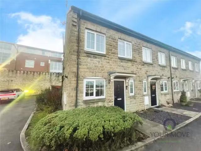 Cheap 1 BA 3 bedroom house for rent in Burton Close, Darwen, L.