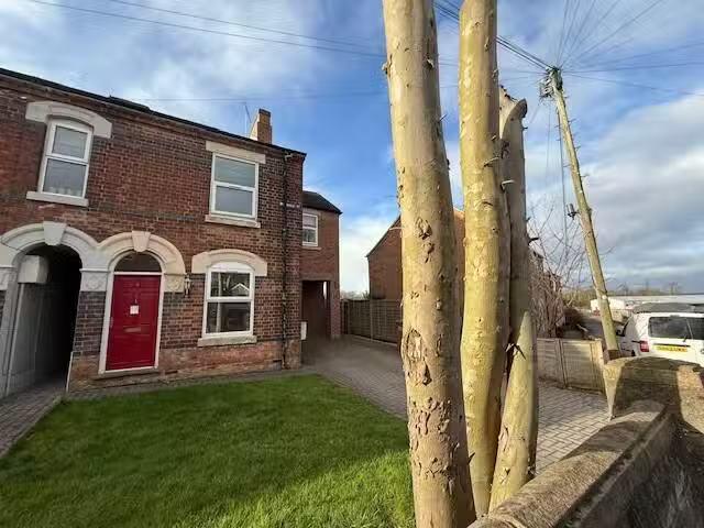 Deal! 1 BA 3 bedroom link detached house for rent in Woodview.