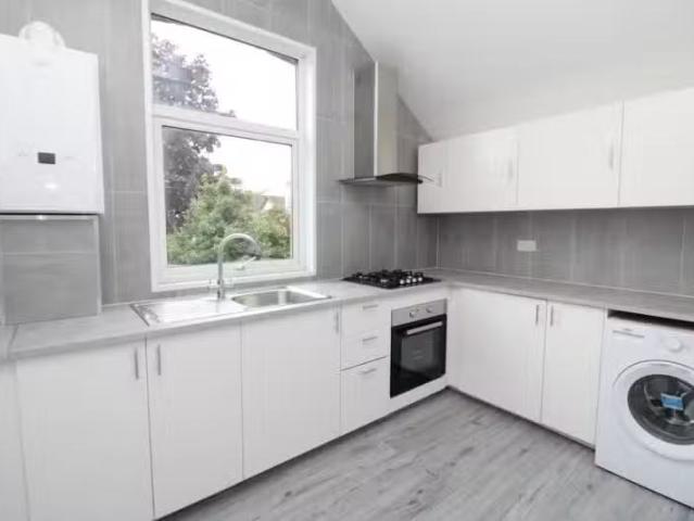 Rental! 1 BA 3 bedroom maisonette for rent in Chatterton Road.