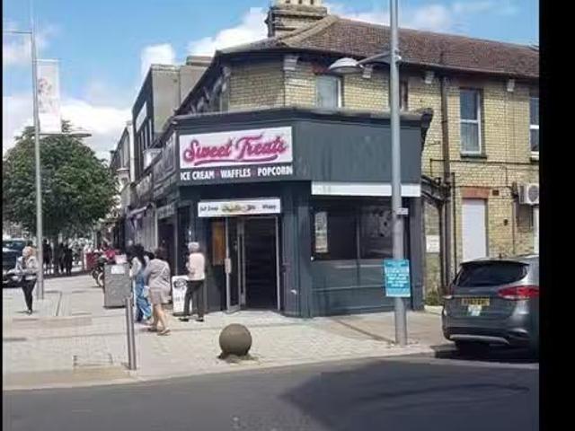 Unique 1 BA 3 bedroom maisonette for rent in Station Road, Cla.