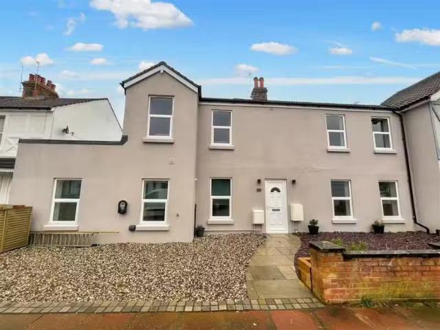 Rental! 1 BA 3 bedroom maisonette for rent in The Drive, Worth.