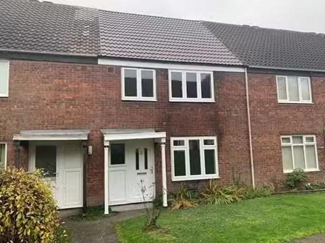 Just in! 1 BA 3 bedroom property for rent in Edgeworth Close.