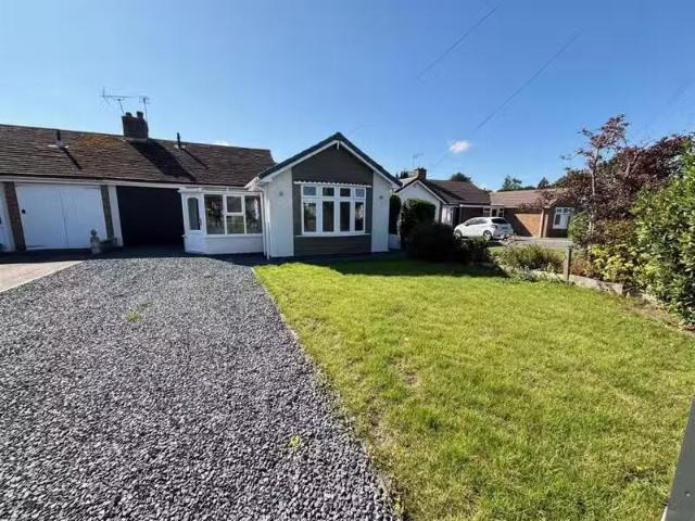 Deal! 1 BA 3 bedroom semi detached bungalow for rent in Sedgem.