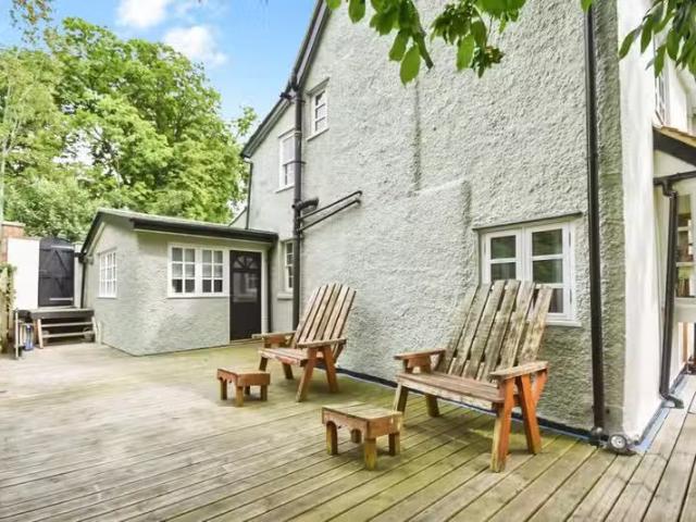 Cozy 1 BA 3 bedroom semi detached house for rent in East Stree.