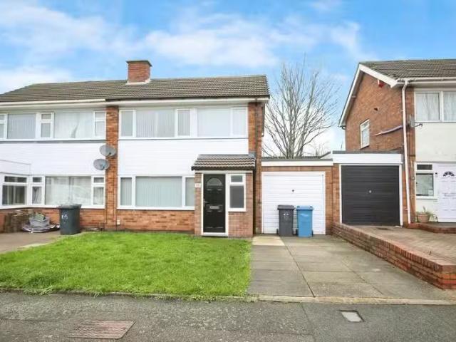 Nice 1 BA 3 bedroom semi detached house for rent in Freville C.