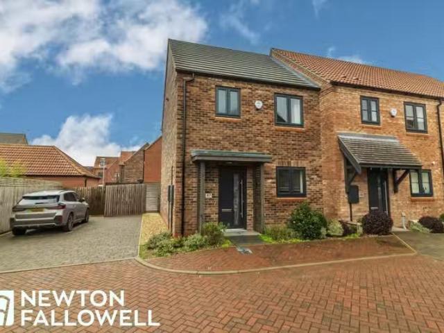 Cheap 1 BA 3 bedroom semi detached house for rent in Hawfinch.