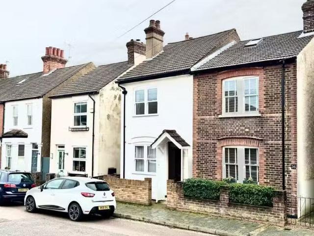 Deal! 1 BA 3 bedroom semi detached house for rent in Heath Roa.
