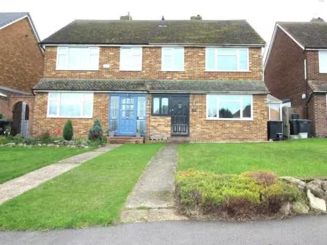 Cheap 1 BA 3 bedroom semi detached house for rent in Lower Hig.
