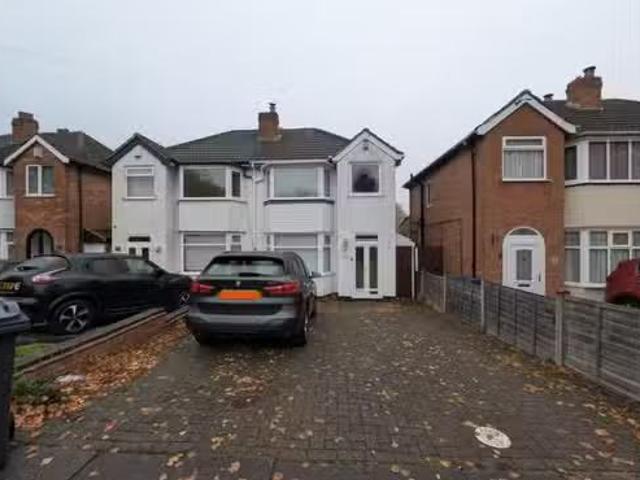 Nice 1 BA 3 bedroom semi detached house for rent in Whitecroft.