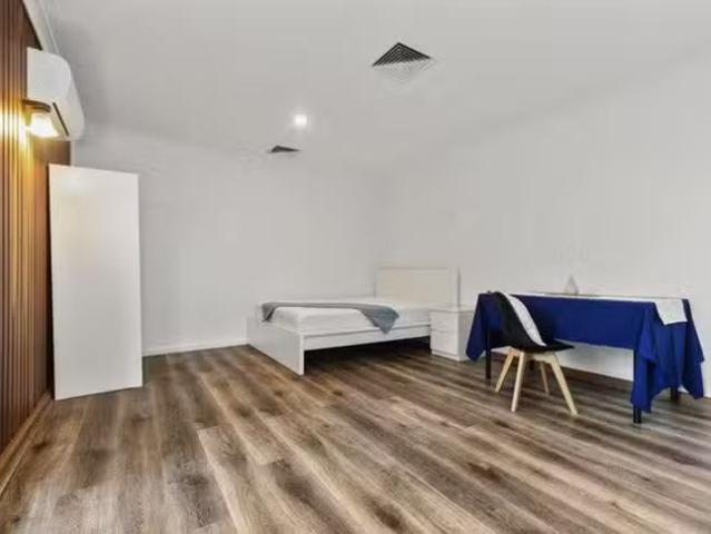 Deal! 1 BA 4. /5 Campbell Grove, Dingley Village, VIC 3172