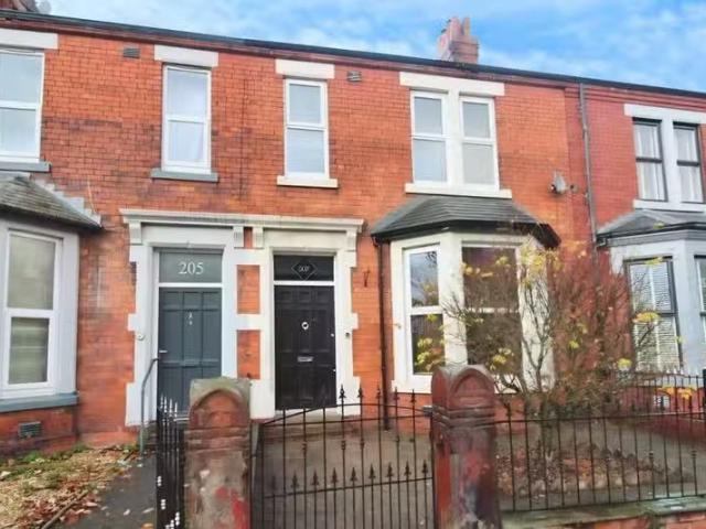 Deal! 1 BA 4 bedroom terraced house for rent in Warwick Road.