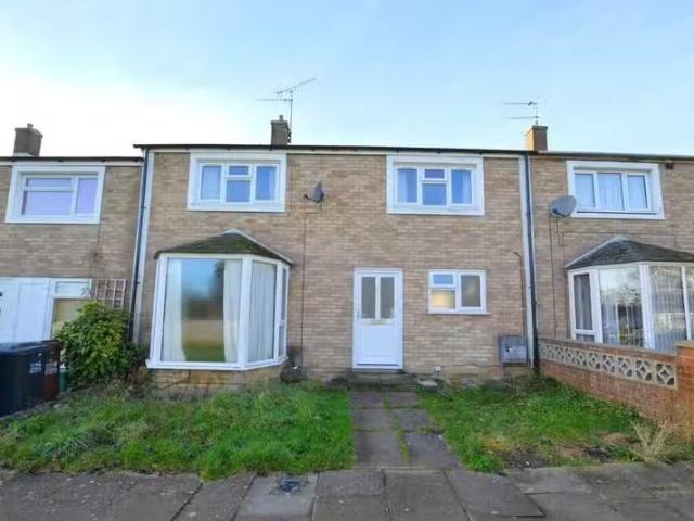 Just in! 1 BA 4 bedroom terraced house for rent in Almond Walk.