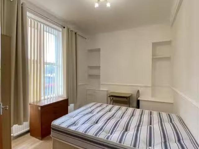 Cheap 1 BA 4 bedroom terraced house for rent in Castle Buildin.